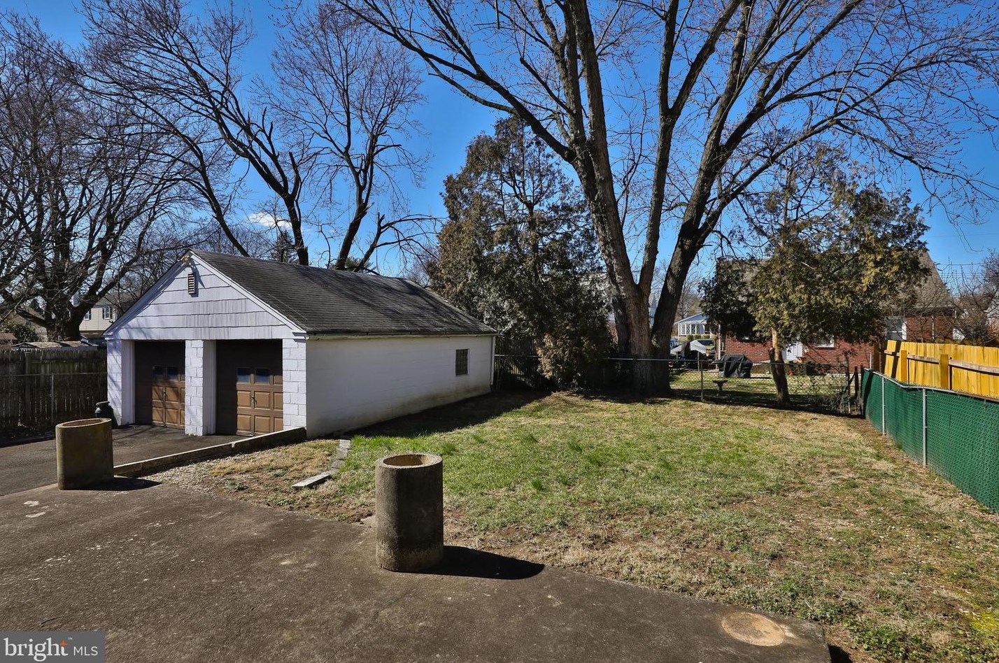 227 Plymouth Ave, Oreland PA  19075-1705 exterior