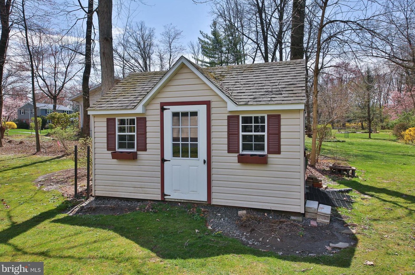 114 White Oak Rd, North Wales PA  19454-2450 exterior