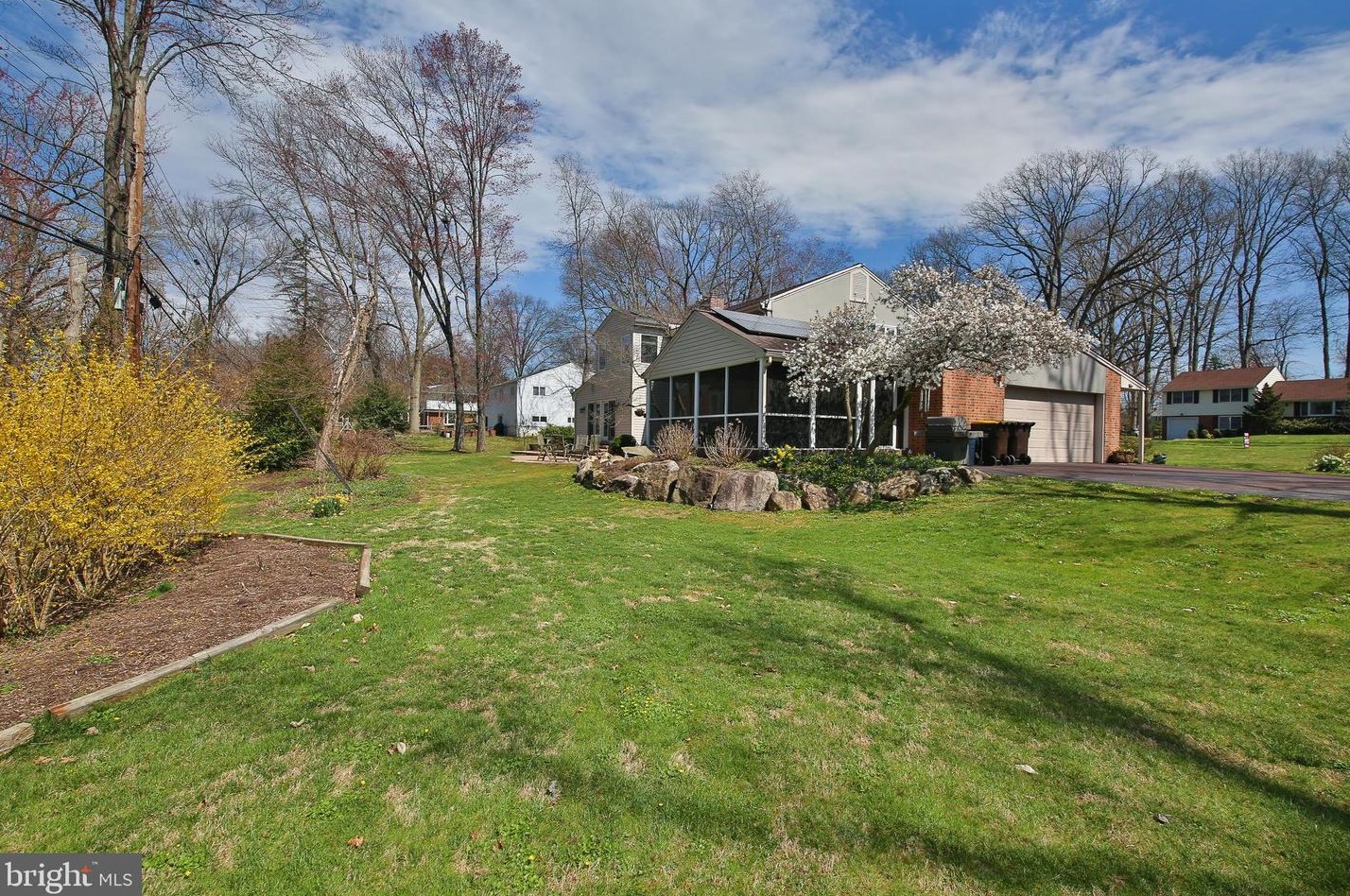 114 White Oak Rd, North Wales PA  19454-2450 exterior