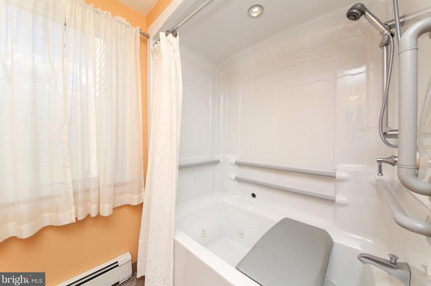 114 White Oak Rd, North Wales PA  19454-2450 exterior