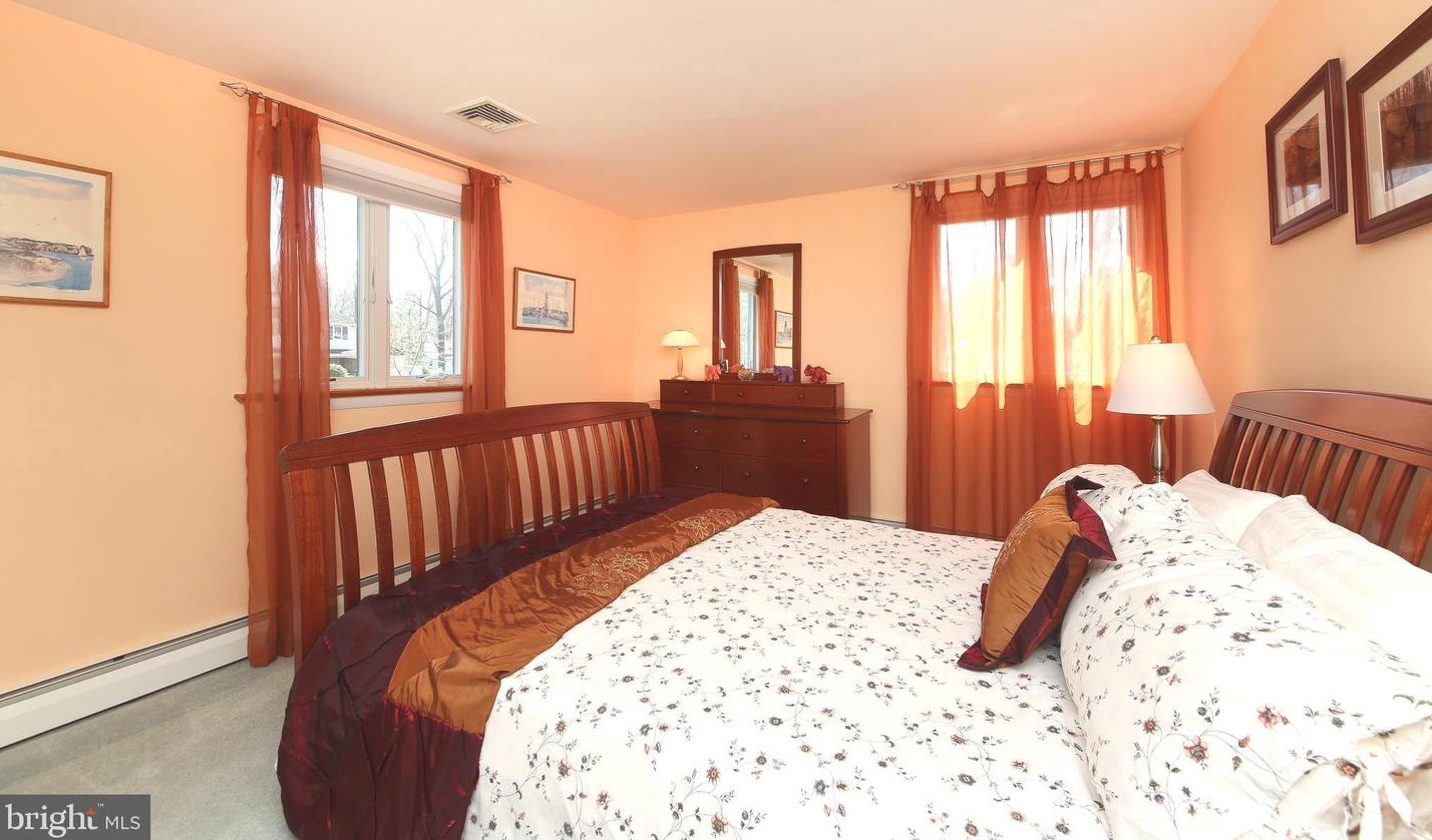 114 White Oak Rd, North Wales PA  19454-2450 exterior