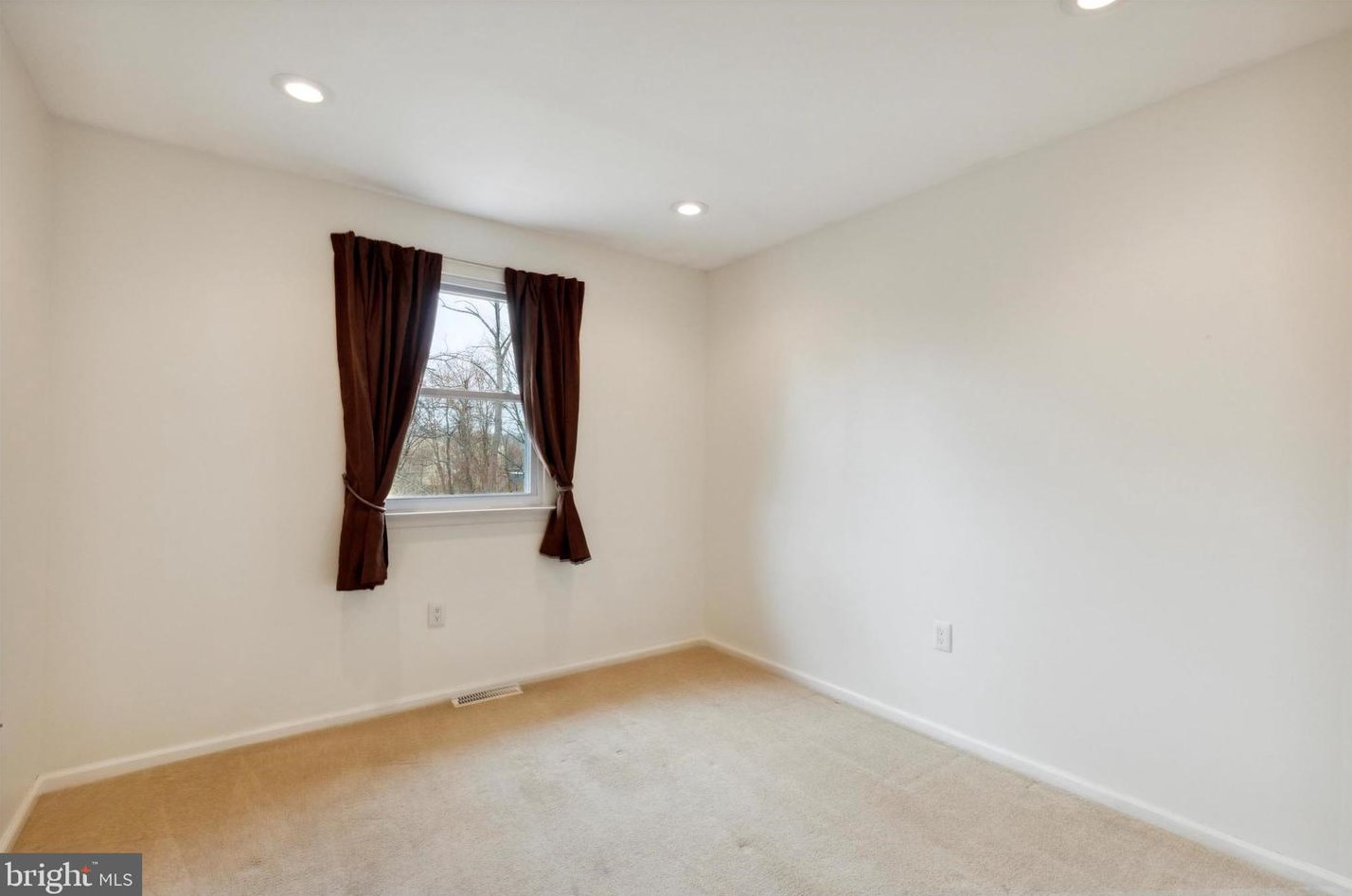 105 Stayman Dr, North Wales PA  19454-1433 exterior