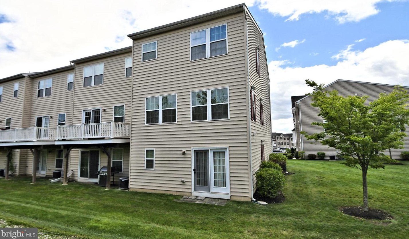 714 Susan Cir, North Wales PA  19454-1420 exterior