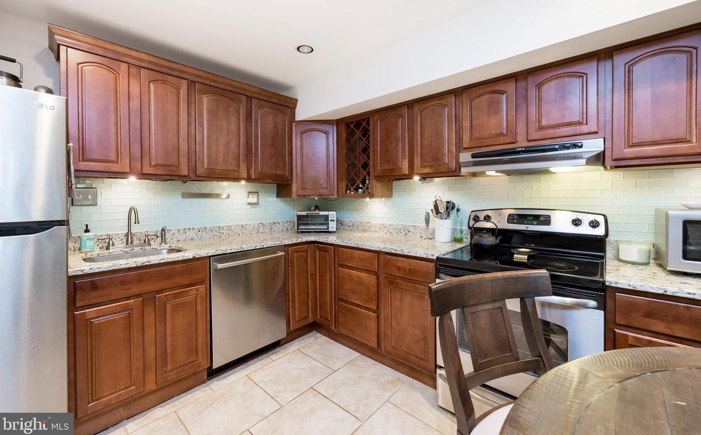 44 Wexford Dr, North Wales PA  19454-4022 exterior