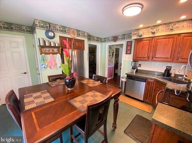 127 Preston Dr, North Wales PA  19454-4226 exterior