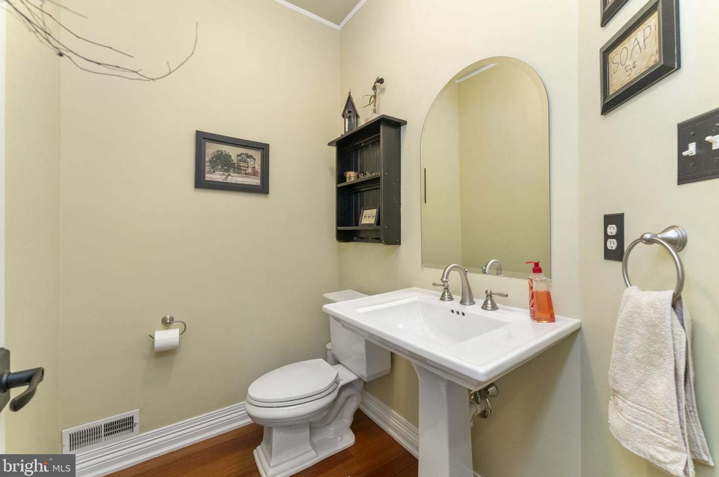 101 Gift Cir, North Wales PA 19454-1217 exterior