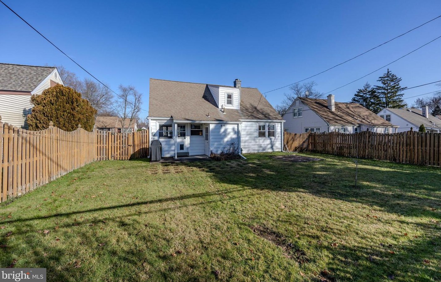 14 Oxford Cir, Norristown PA  19403-2939 exterior