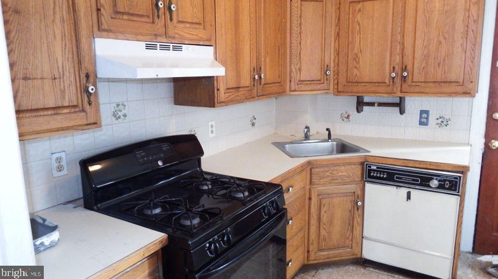 324 Iona Ave, Penn Valley PA  19072-1927 exterior