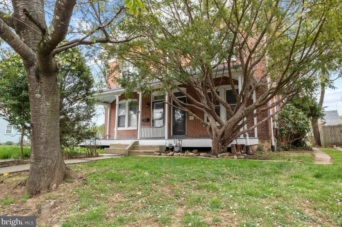 521 Montgomery Ave, North Wales PA 19454-2948 exterior