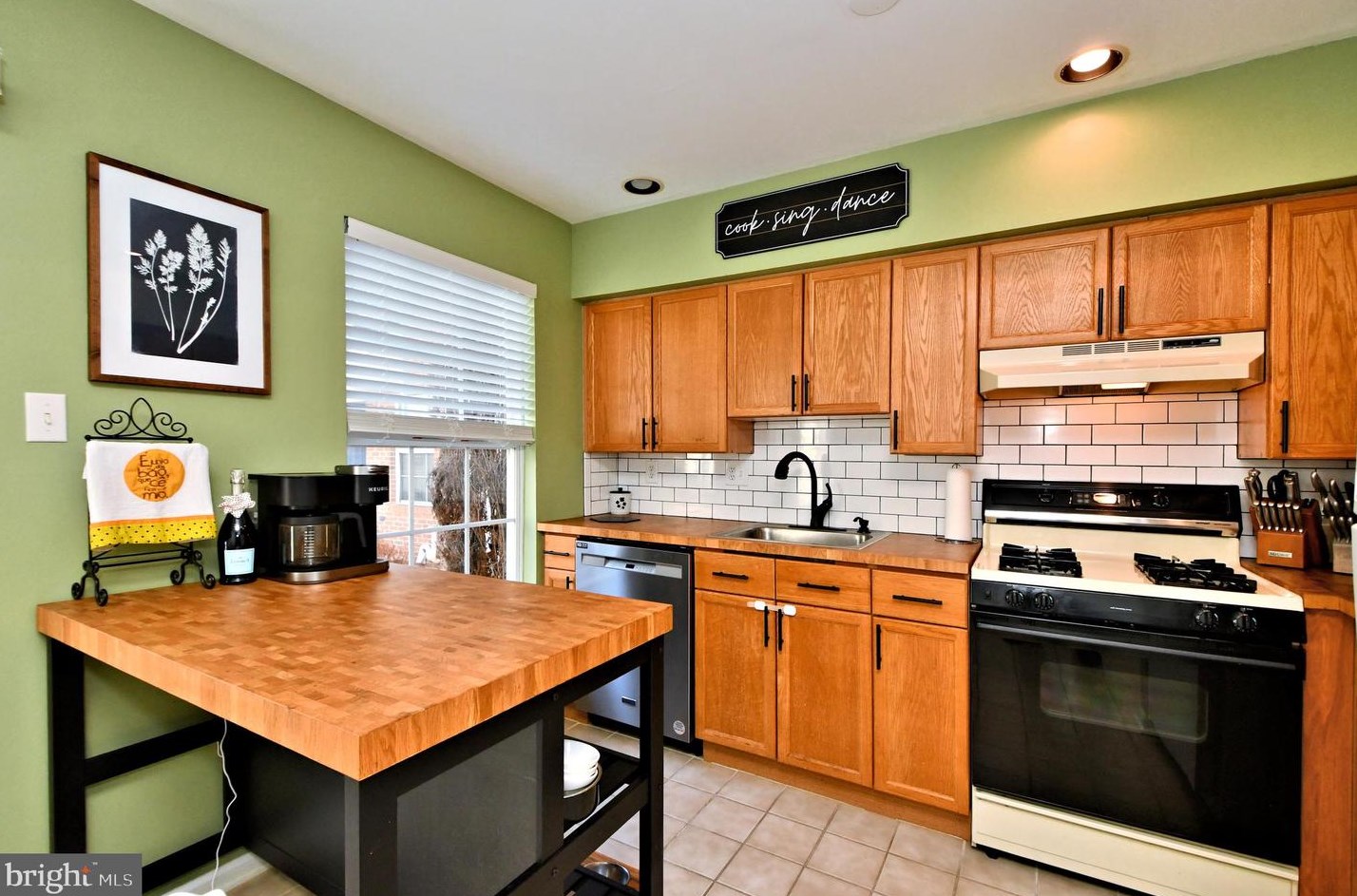 113 Newport Ct, Harleysville PA  19438-3613 exterior