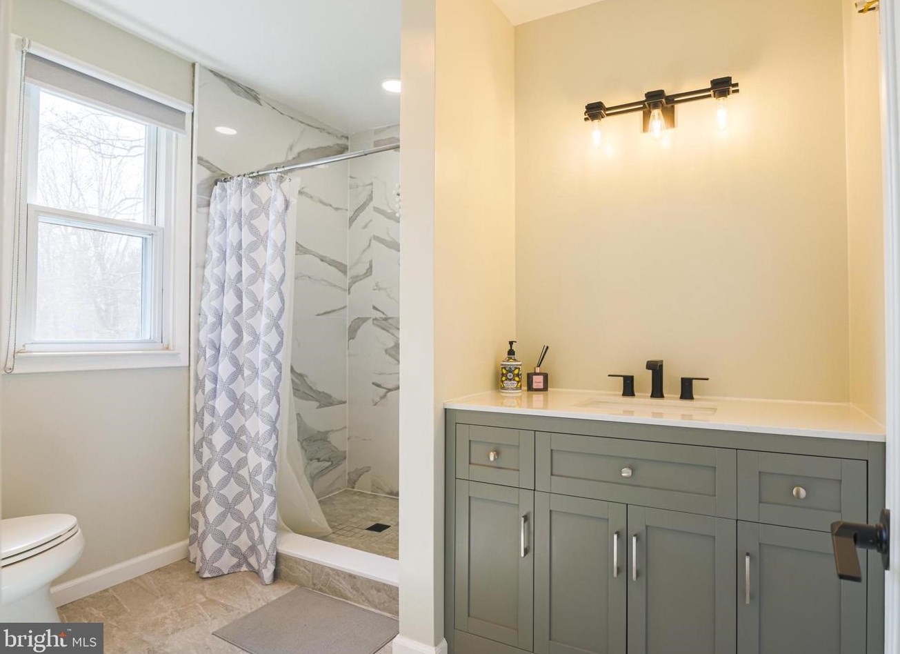 825 Warfield Ln, Huntingdon Valley PA 19006-3426 exterior