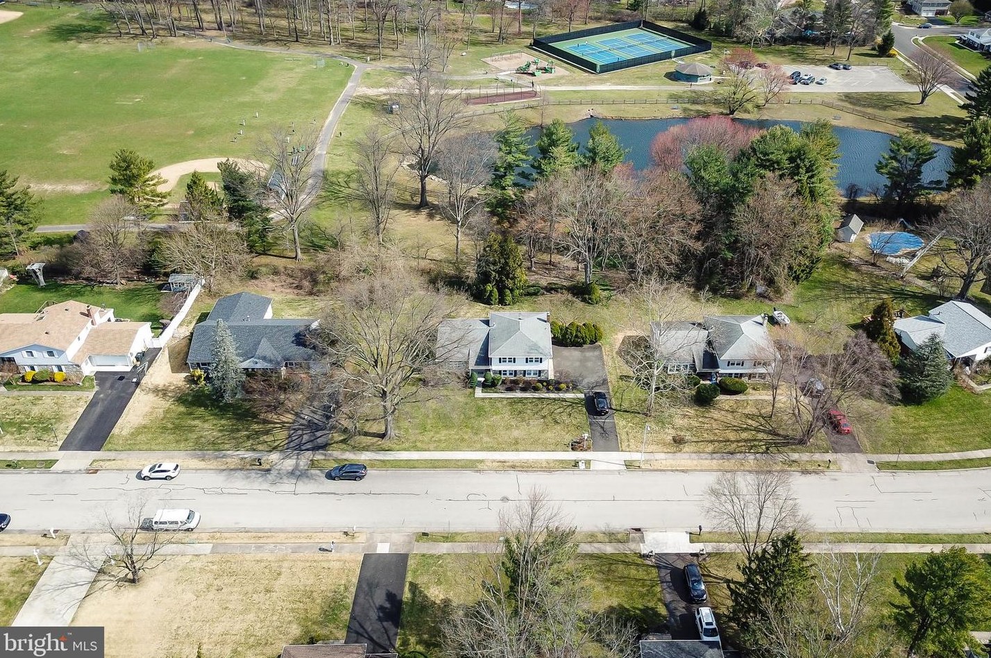 825 Warfield Ln, Huntingdon Valley PA  19006-2107 exterior