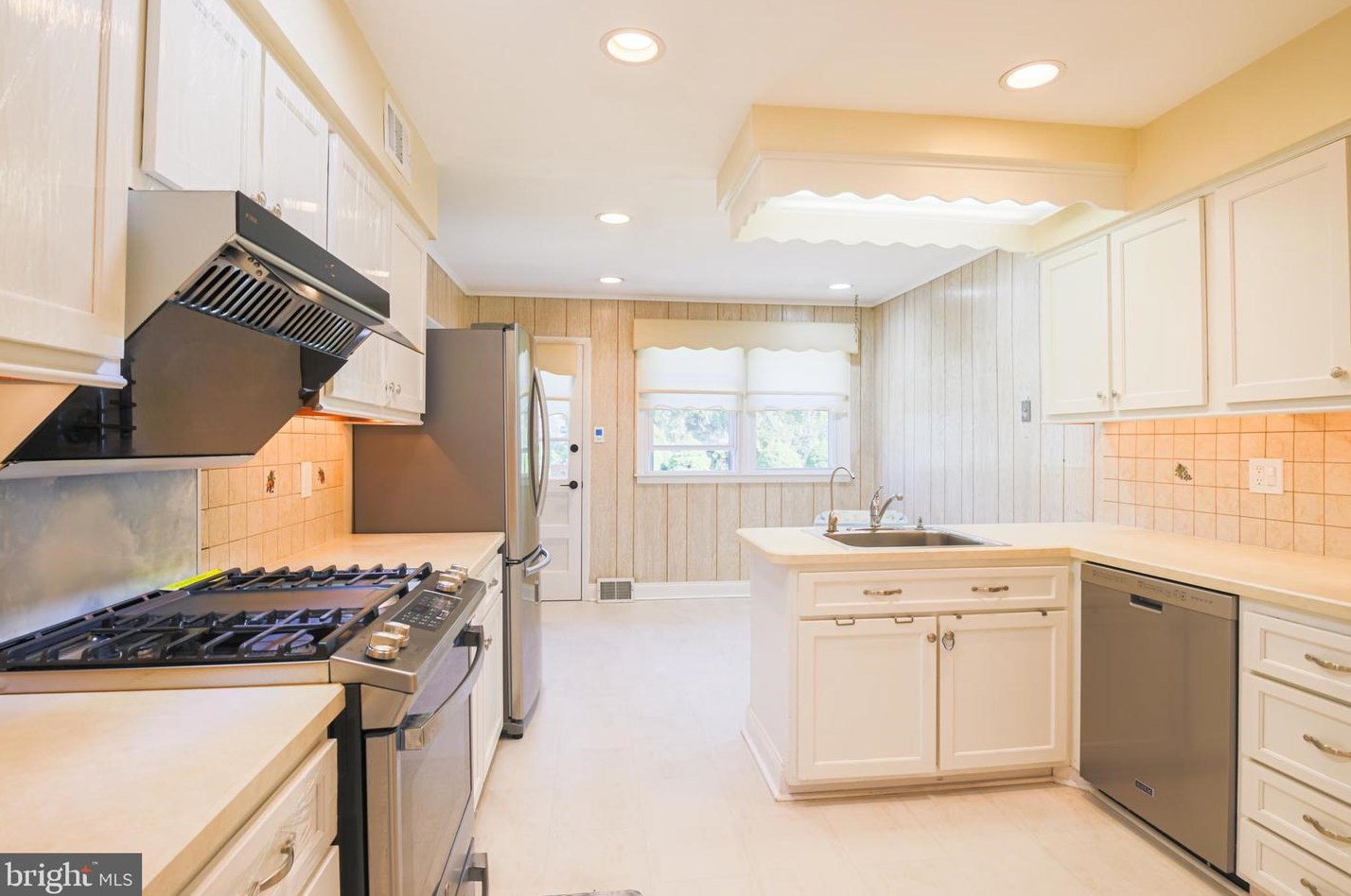 825 Warfield Ln, Huntingdon Valley PA 19006-3426 exterior