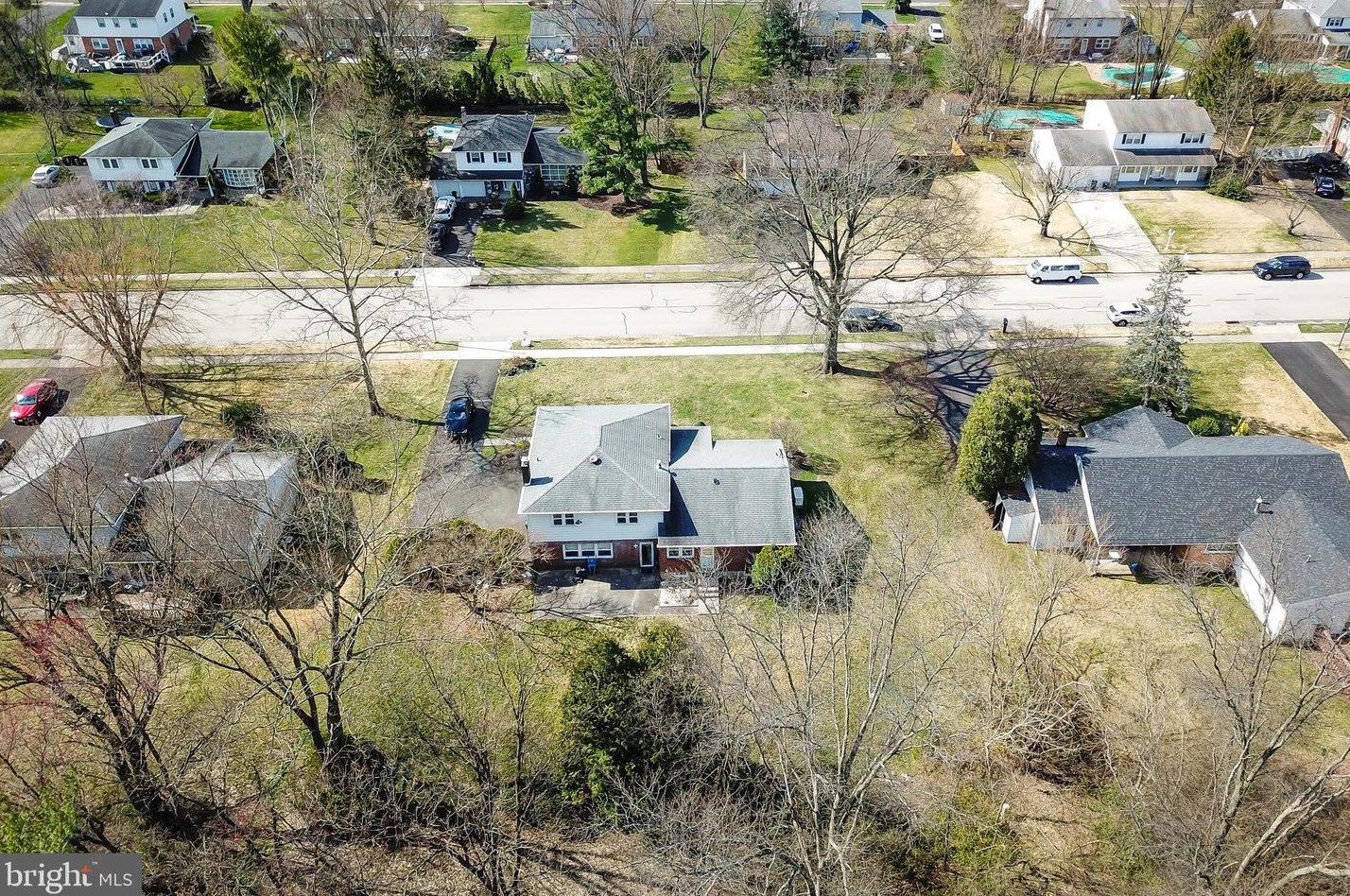 825 Warfield Ln, Huntingdon Valley PA 19006-3426 exterior