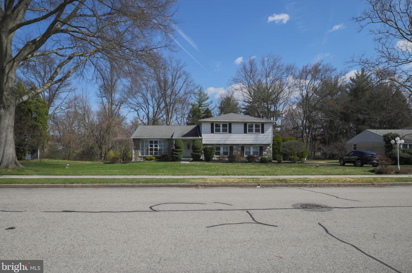 825 Warfield Ln, Huntingdon Valley PA 19006-3426 exterior