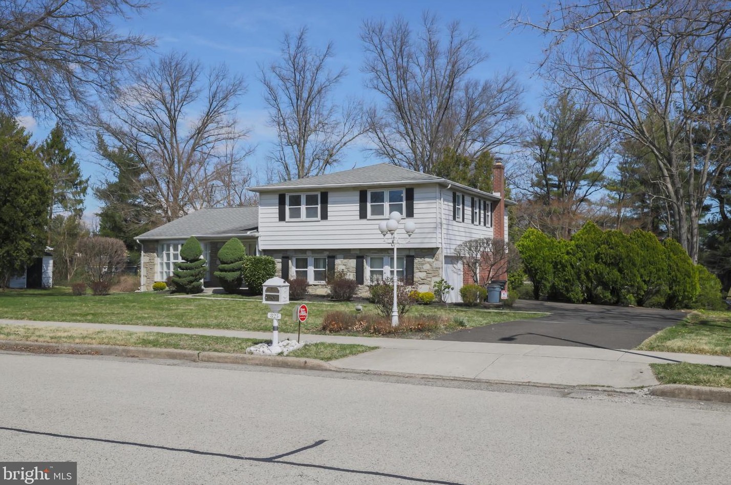 825 Warfield Ln, Huntingdon Valley PA 19006-3426 exterior