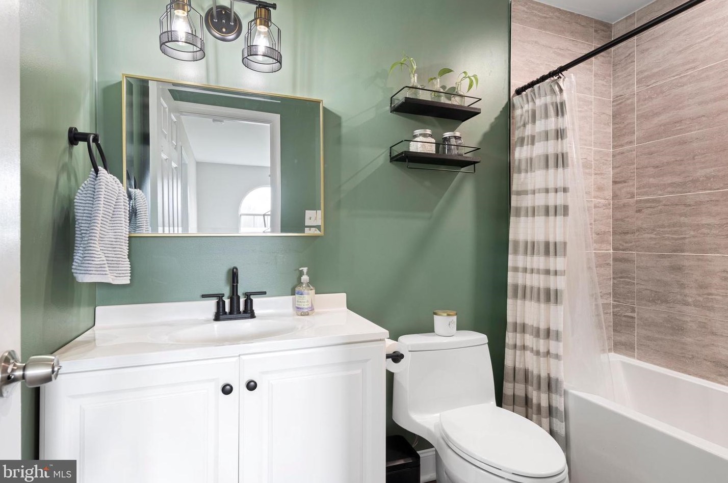 48 Village Dr, Collegeville PA  19473-2314 exterior