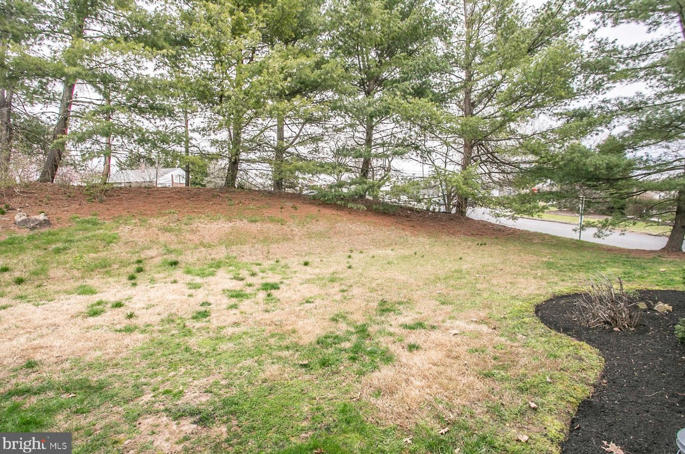 135 Barley Sheaf Dr, Norristown PA  19403-5302 exterior