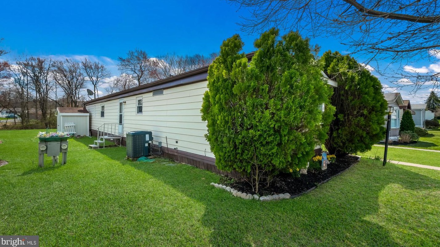 350 Woodstream Way, North Wales PA  19454-1142 exterior