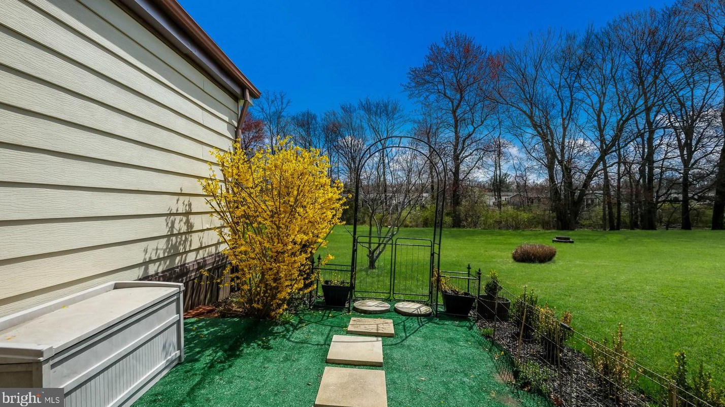 350 Woodstream Way, North Wales PA  19454-1142 exterior