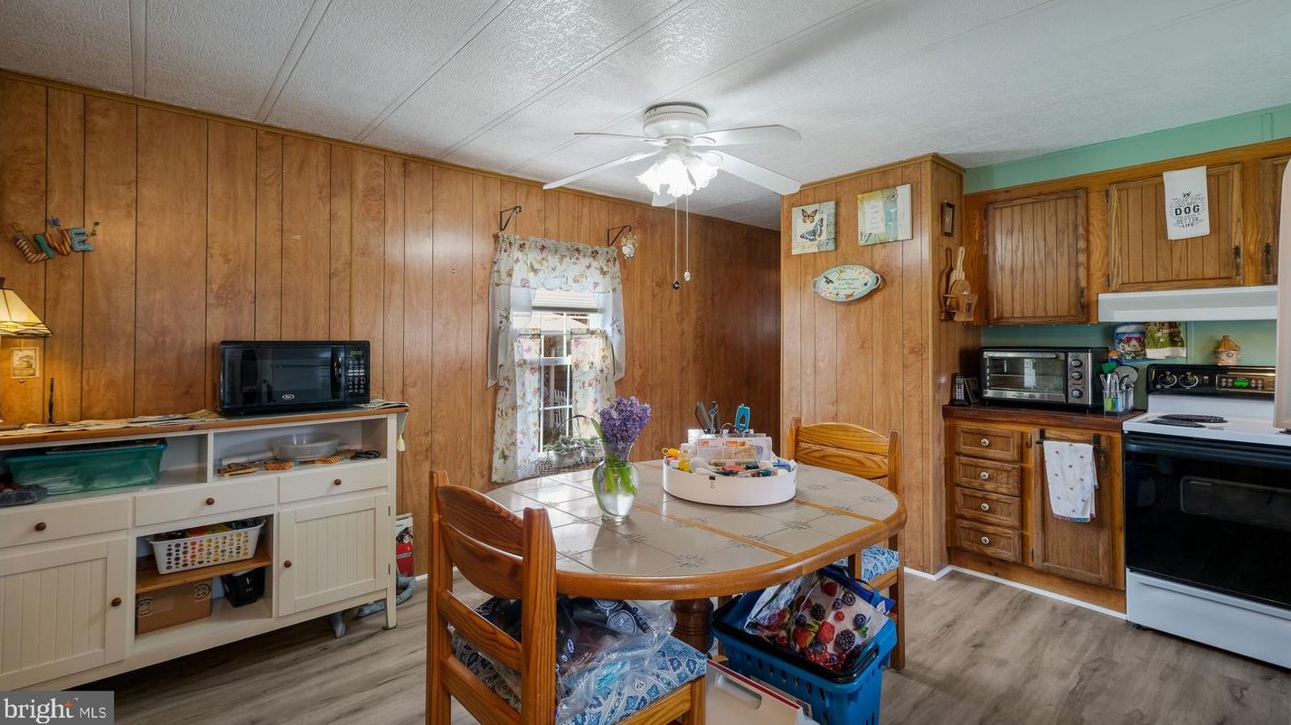 350 Woodstream Way, North Wales PA  19454-1142 exterior