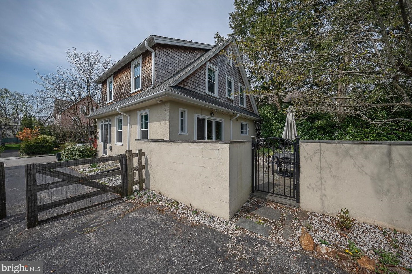 547 Barrett Ave, Haverford PA  19041-1401 exterior