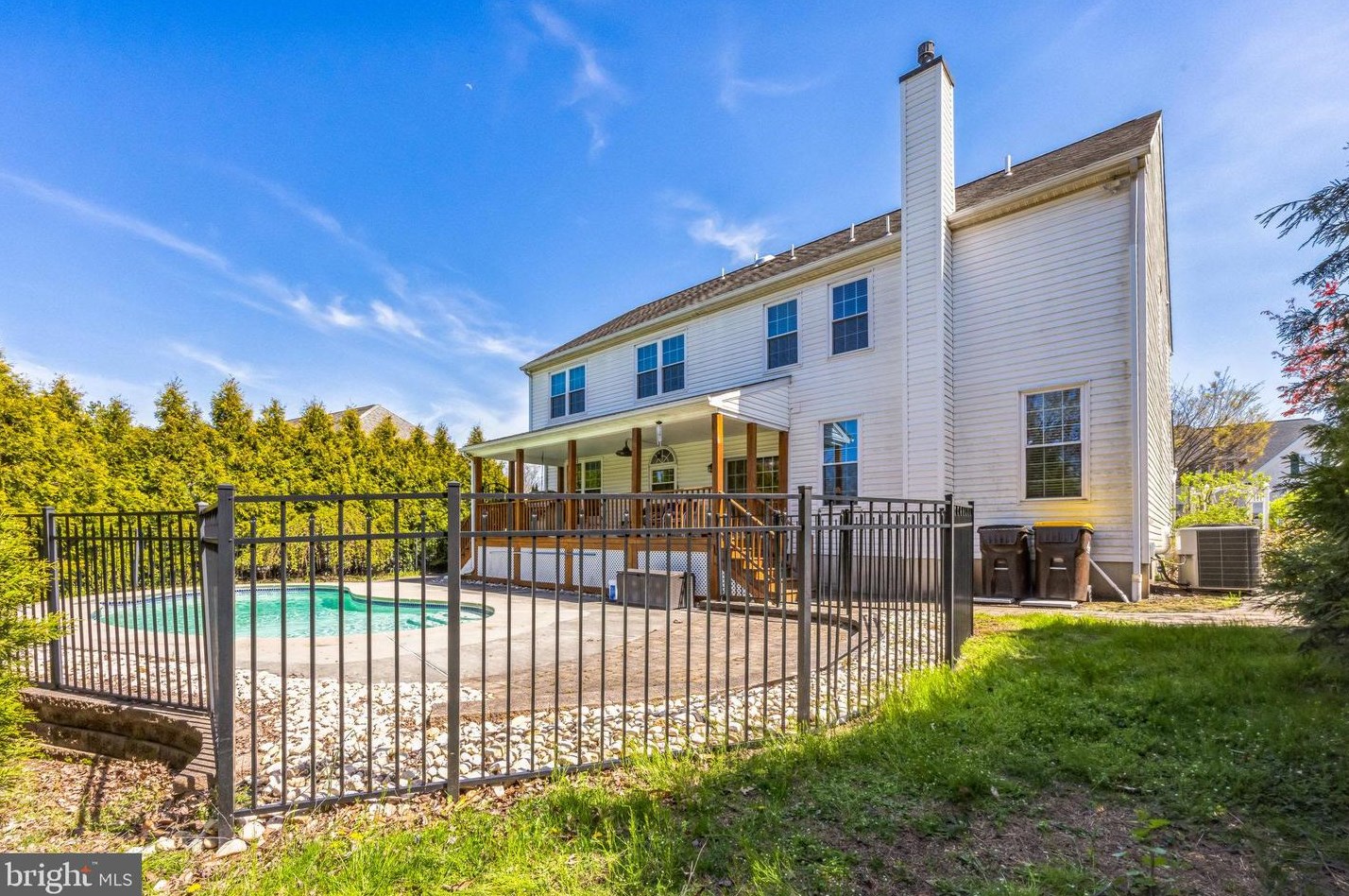 533 Creekview Dr, Harleysville PA  19438-2438 exterior