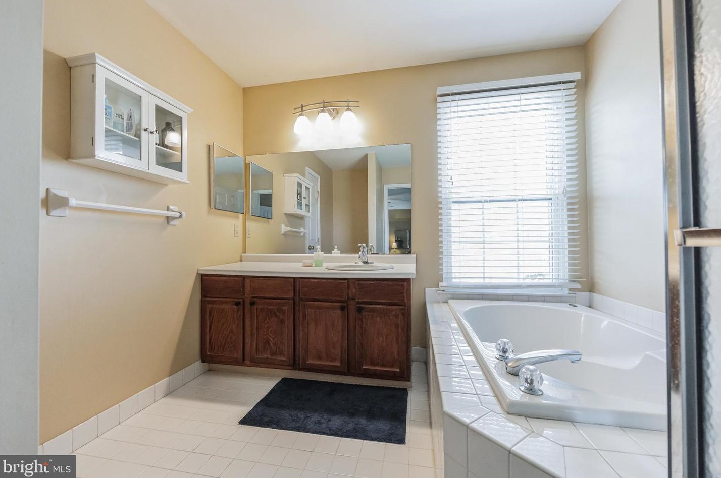 533 Creekview Dr, Harleysville PA  19438-2438 exterior