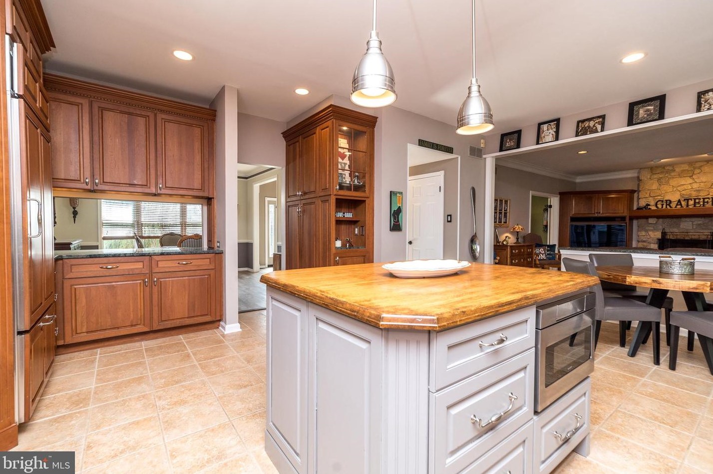 757 Castlewood Dr, Dresher PA  19025-2014 exterior