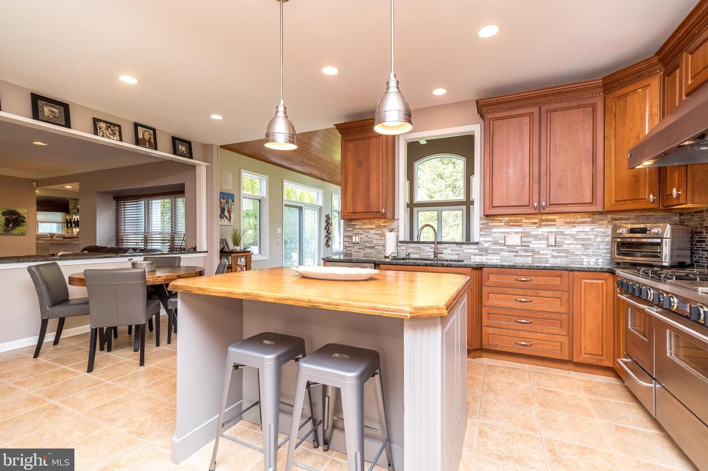 757 Castlewood Dr, Dresher PA  19025-2014 exterior