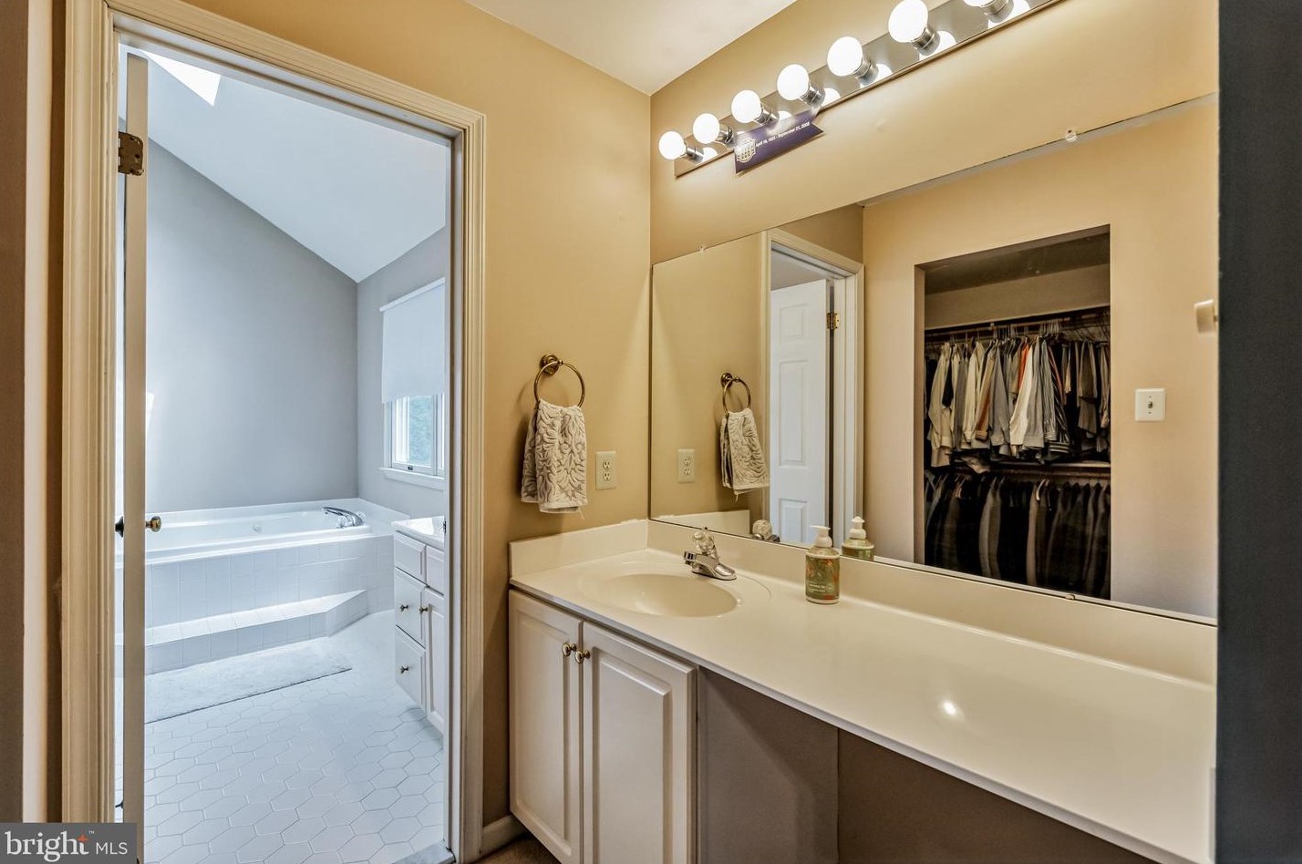 716 Castlewood Dr, Dresher PA 19025-2015 exterior