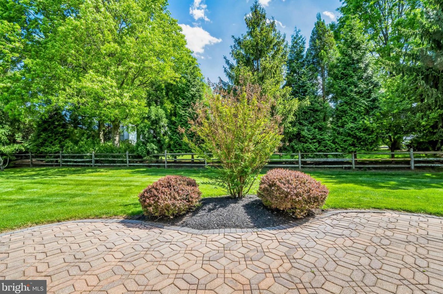 716 Castlewood Dr, Dresher PA 19025-2015 exterior