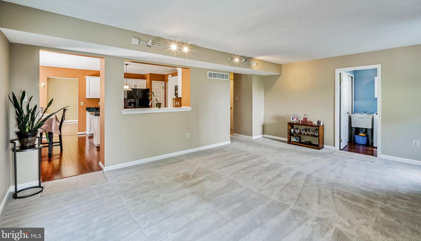 716 Castlewood Dr, Dresher PA 19025-2015 exterior