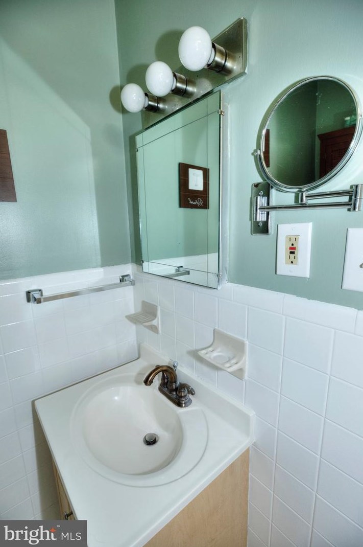 517 Barbara Dr, Norristown PA  19403-4101 exterior