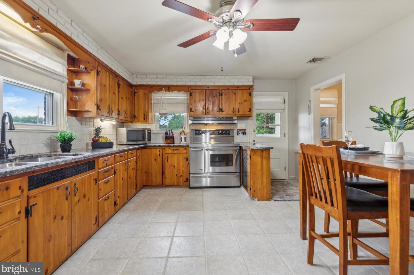 1504 New Hope St, Norristown PA 19401-3548 exterior