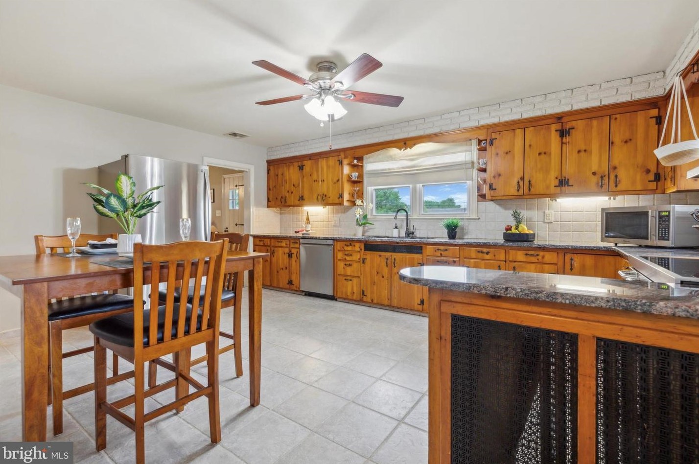 1504 New Hope St, Norristown PA 19401-3548 exterior