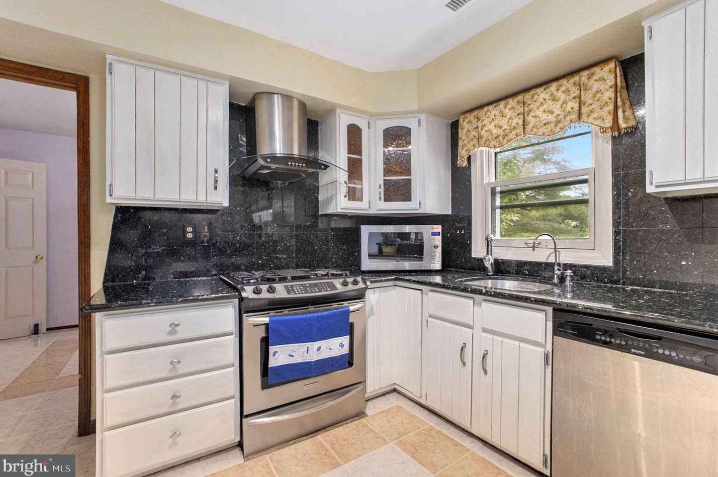 1989 Armstrong Dr, Lansdale PA 19446-5641 exterior