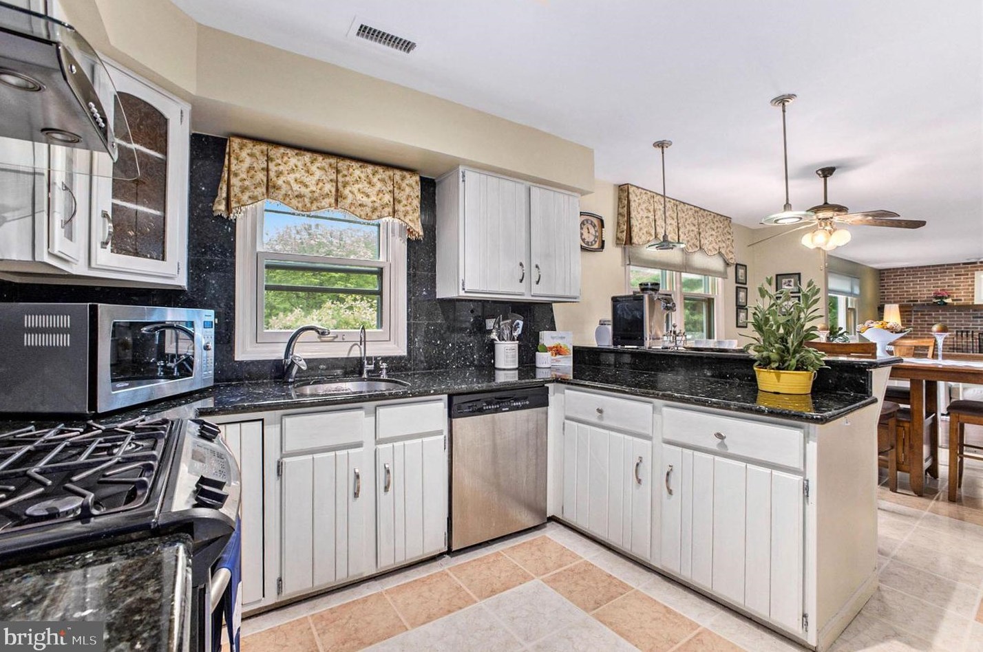 1989 Armstrong Dr, Lansdale PA 19446-5641 exterior