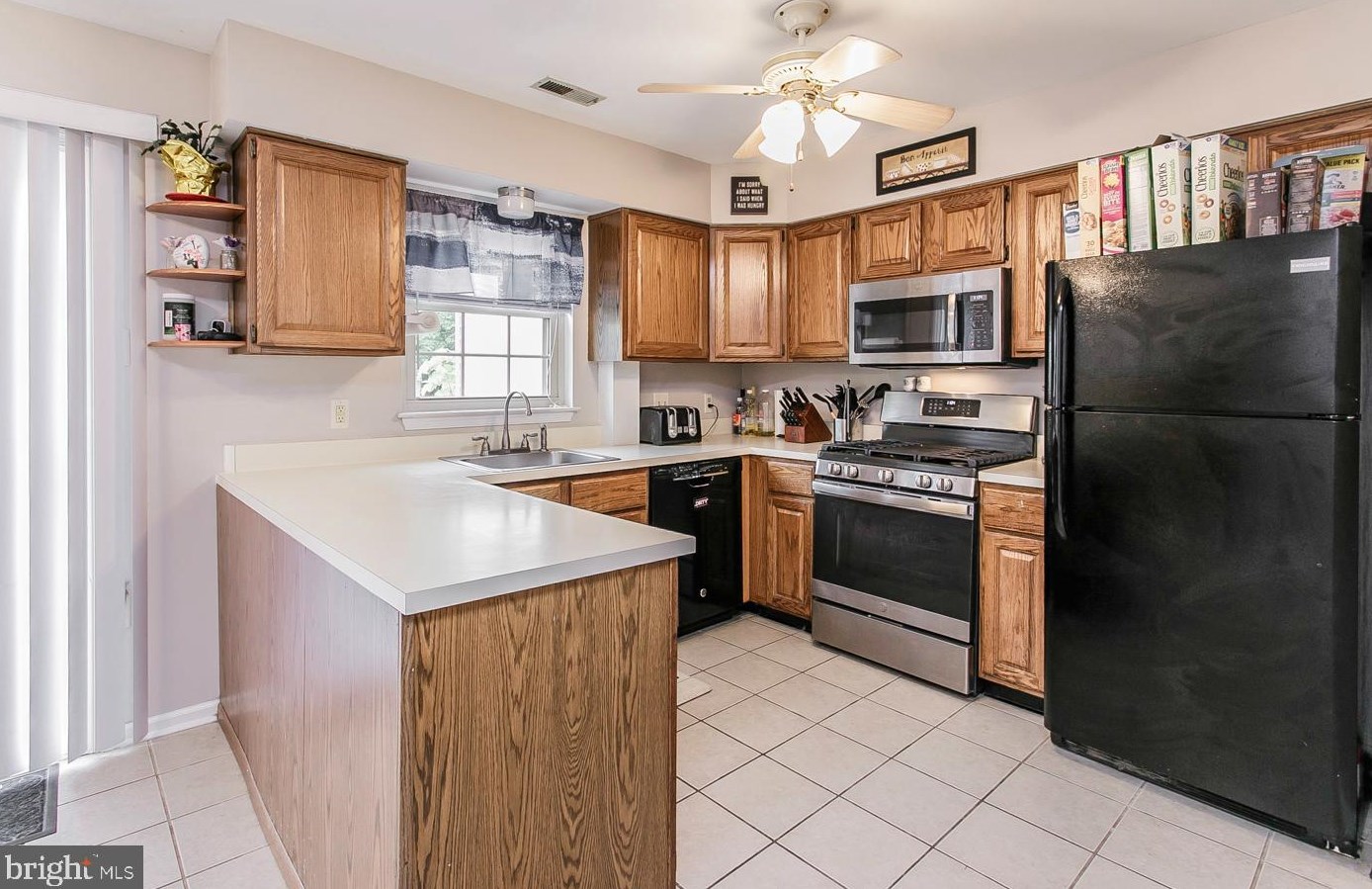 418 Maple Glen Cir, Pottstown PA  19464-3254 exterior