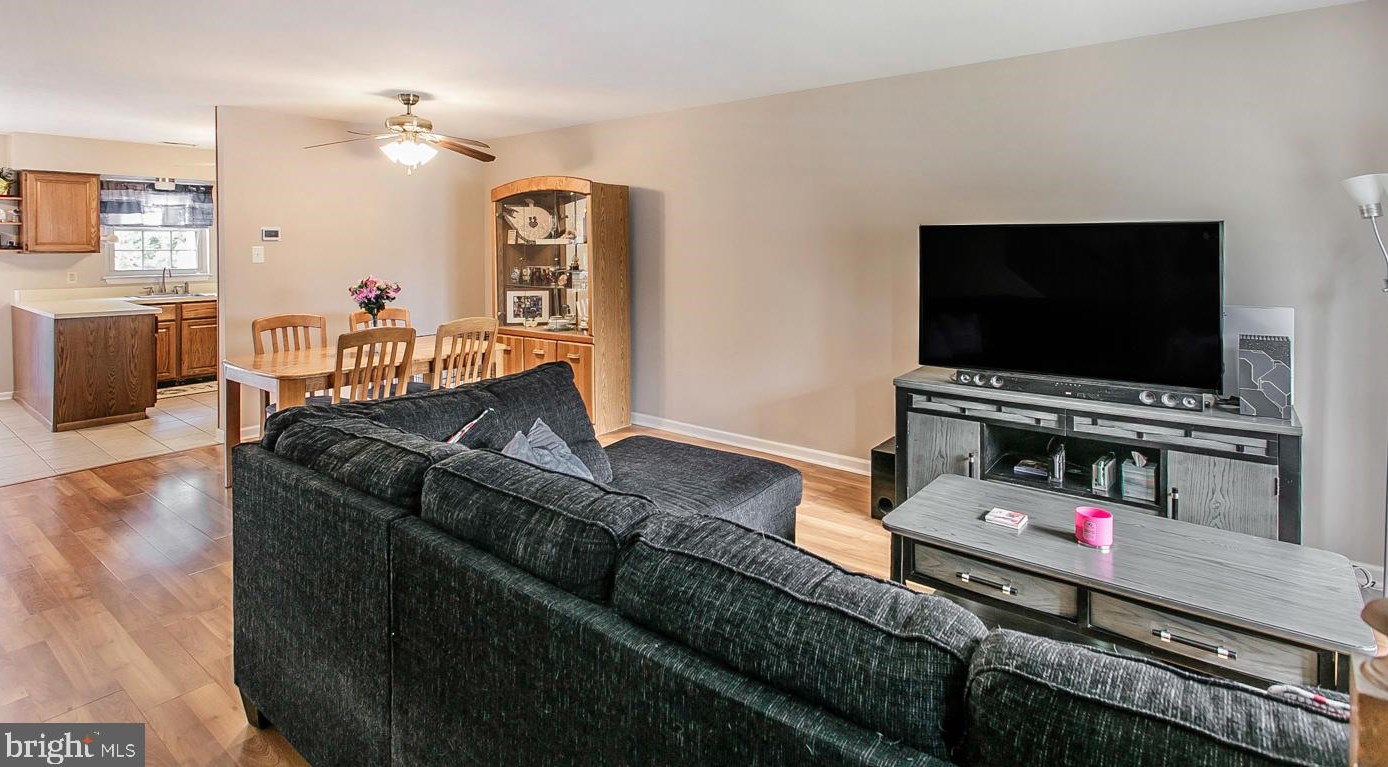 418 Maple Glen Cir, Pottstown PA  19464-3254 exterior