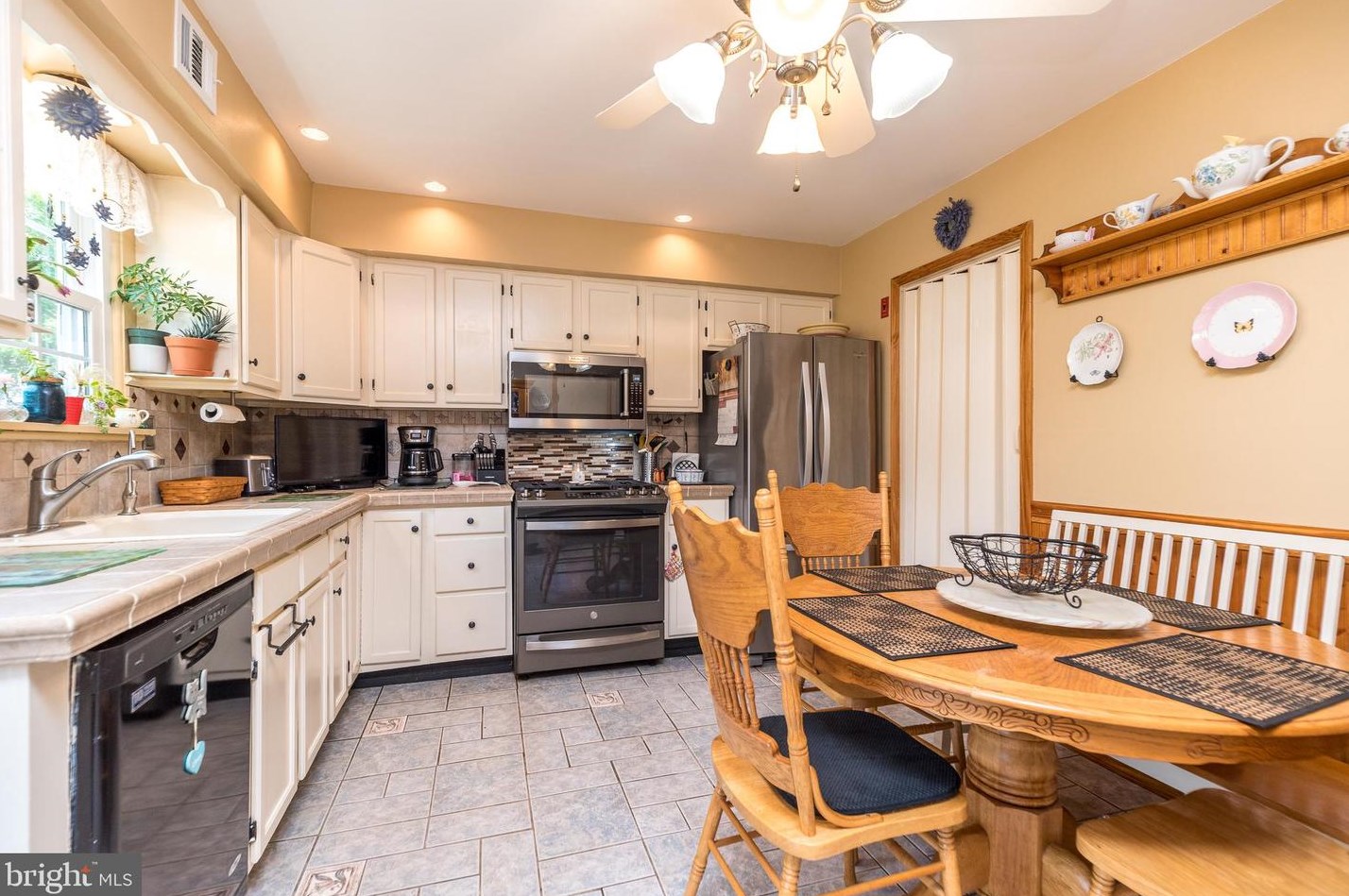 2431 Hillock Ct, Lansdale PA  exterior