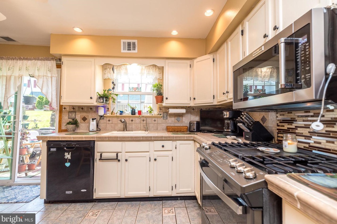 2431 Hillock Ct, Lansdale PA  exterior
