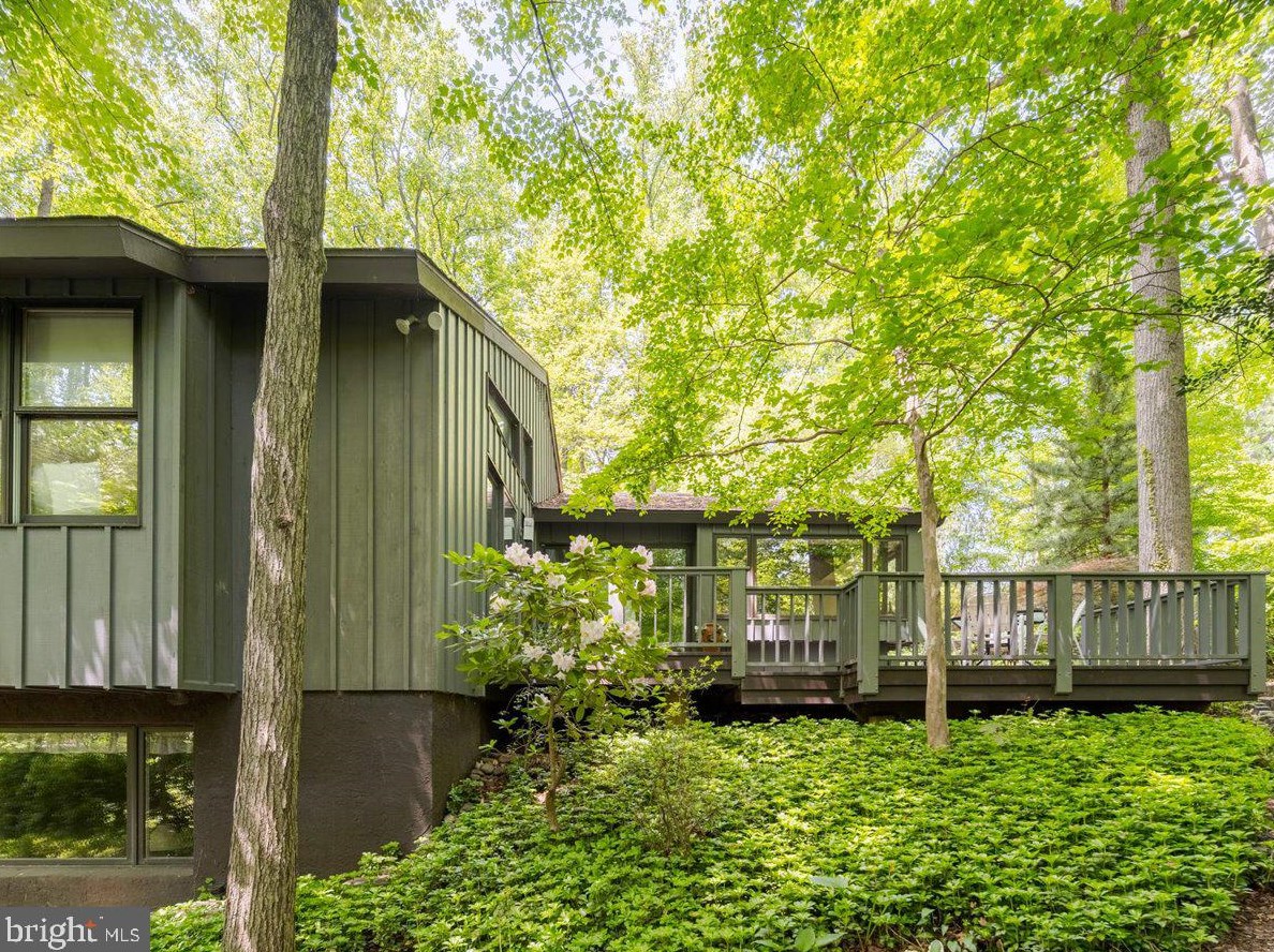 1215 Twining Rd, Dresher PA  19025-1629 exterior