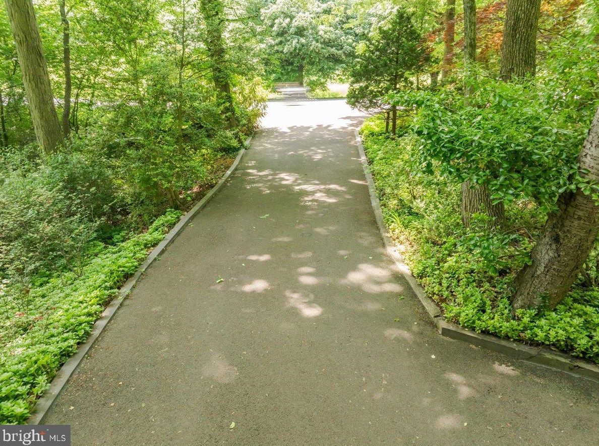 1215 Twining Rd, Dresher PA  19025-1629 exterior