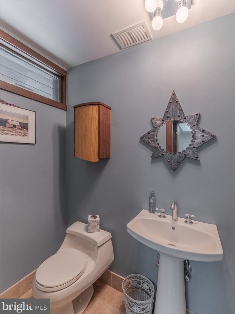 1215 Twining Rd, Dresher PA  19025-1629 exterior