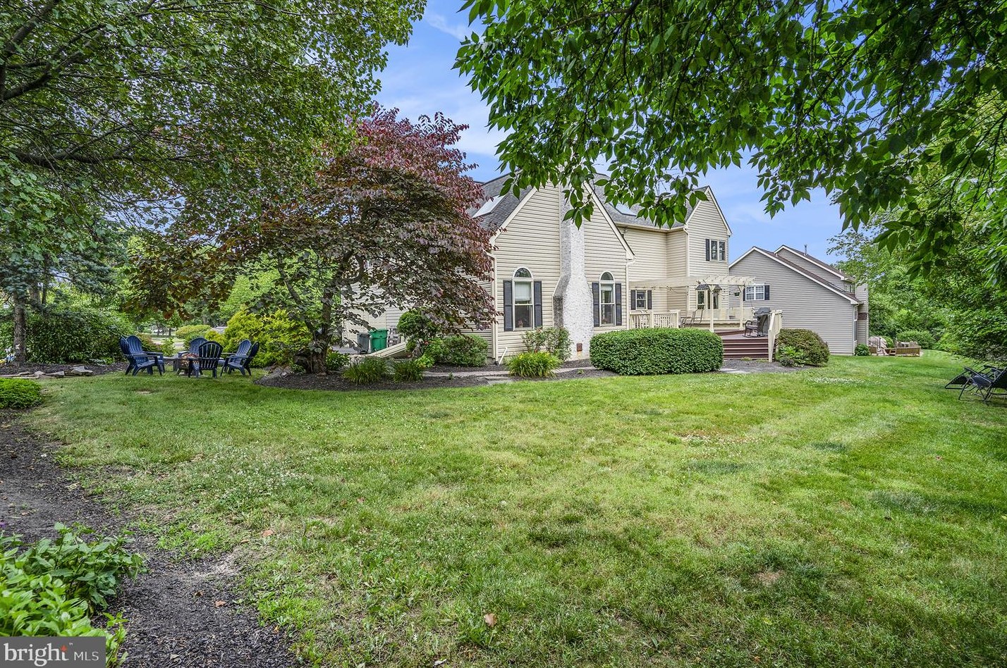 139 Clover Leaf Ln, North Wales PA  19454-1929 exterior