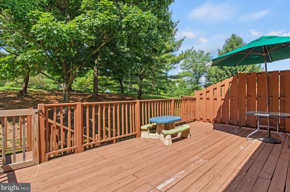 121 Mdw Vw Ln, Lansdale PA 19446-5929 exterior