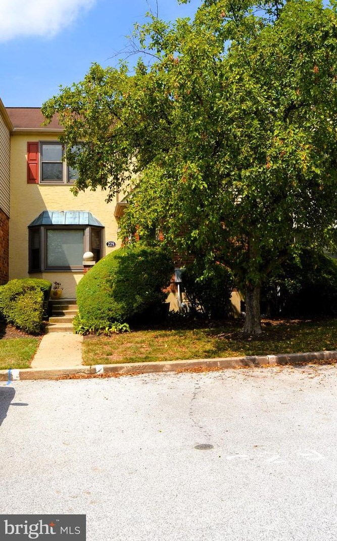 229 Stone Ridge Dr, Norristown PA  19403-5218 exterior