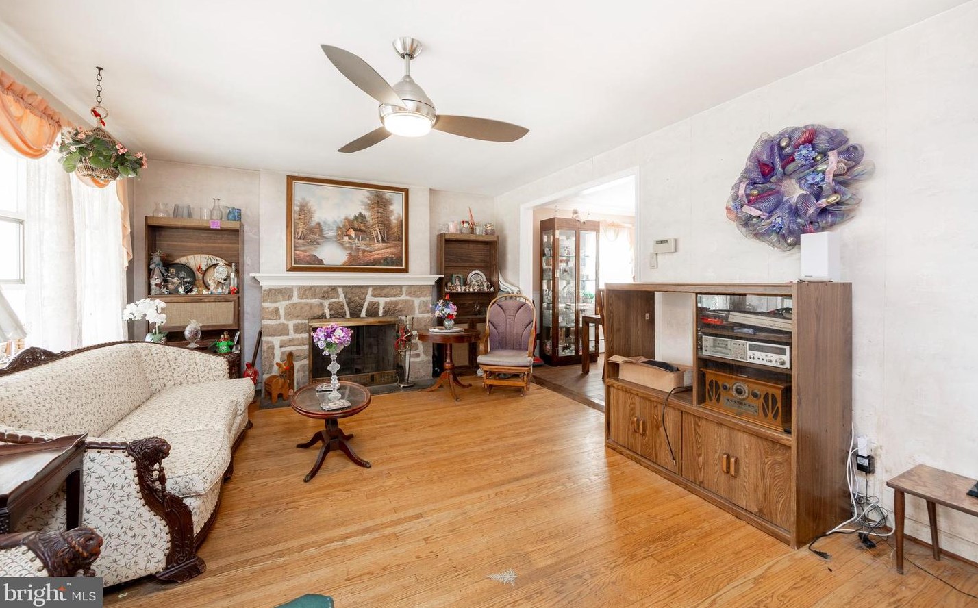 1027 Windy Hl Rd, Norristown PA  19403-1024 exterior