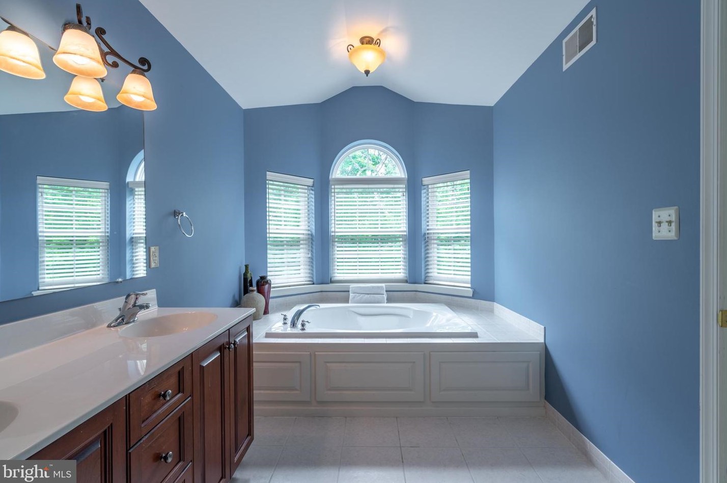 11 Arbor Cir, Colmar PA  18915-9608 exterior